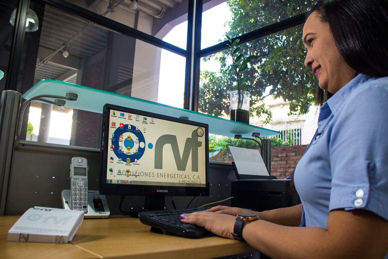 Personal de RVF atendiendo en oficina