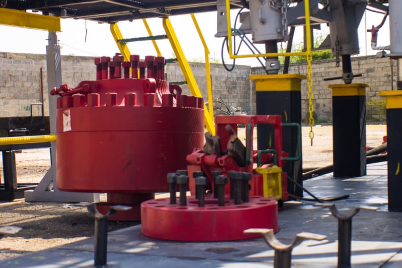 Conjunto de control de pozo en patio de operaciones