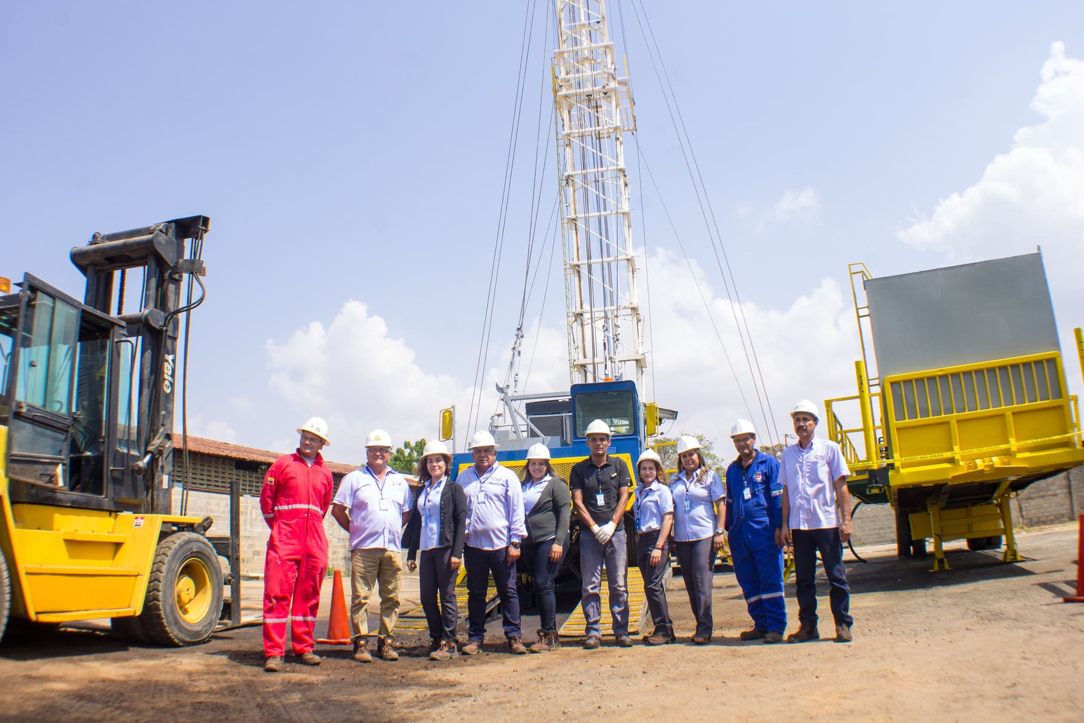 Equipo de RVF frente a un taladro de workover en patio