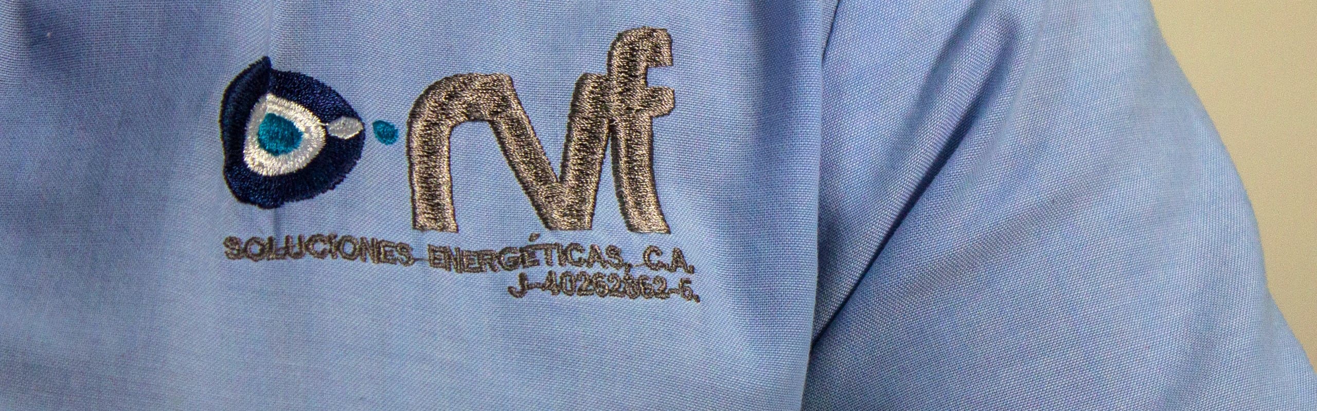 Bordado del logo RVF en uniforme corporativo