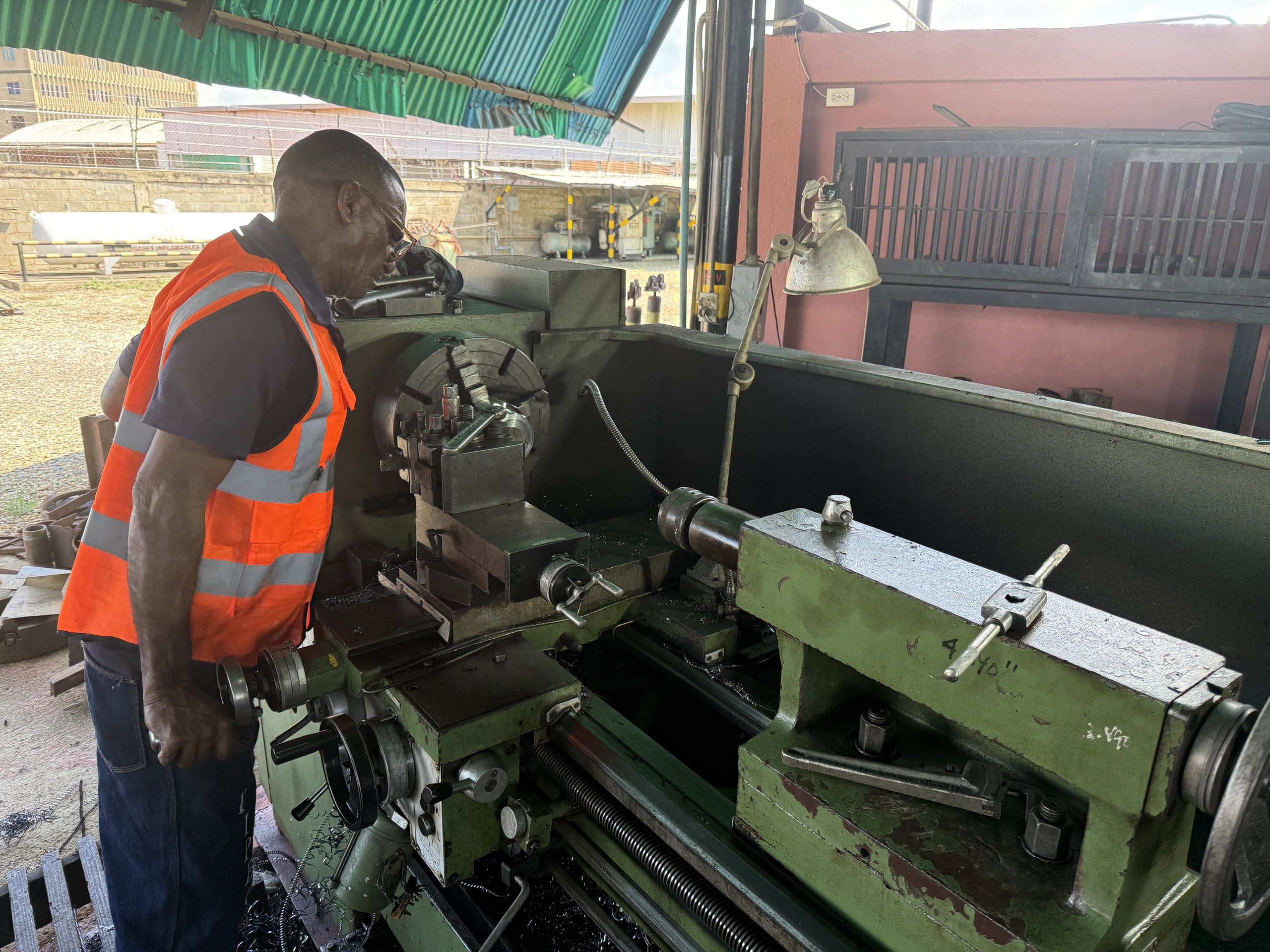 Tornero de RVF operando un torno convencional en el taller