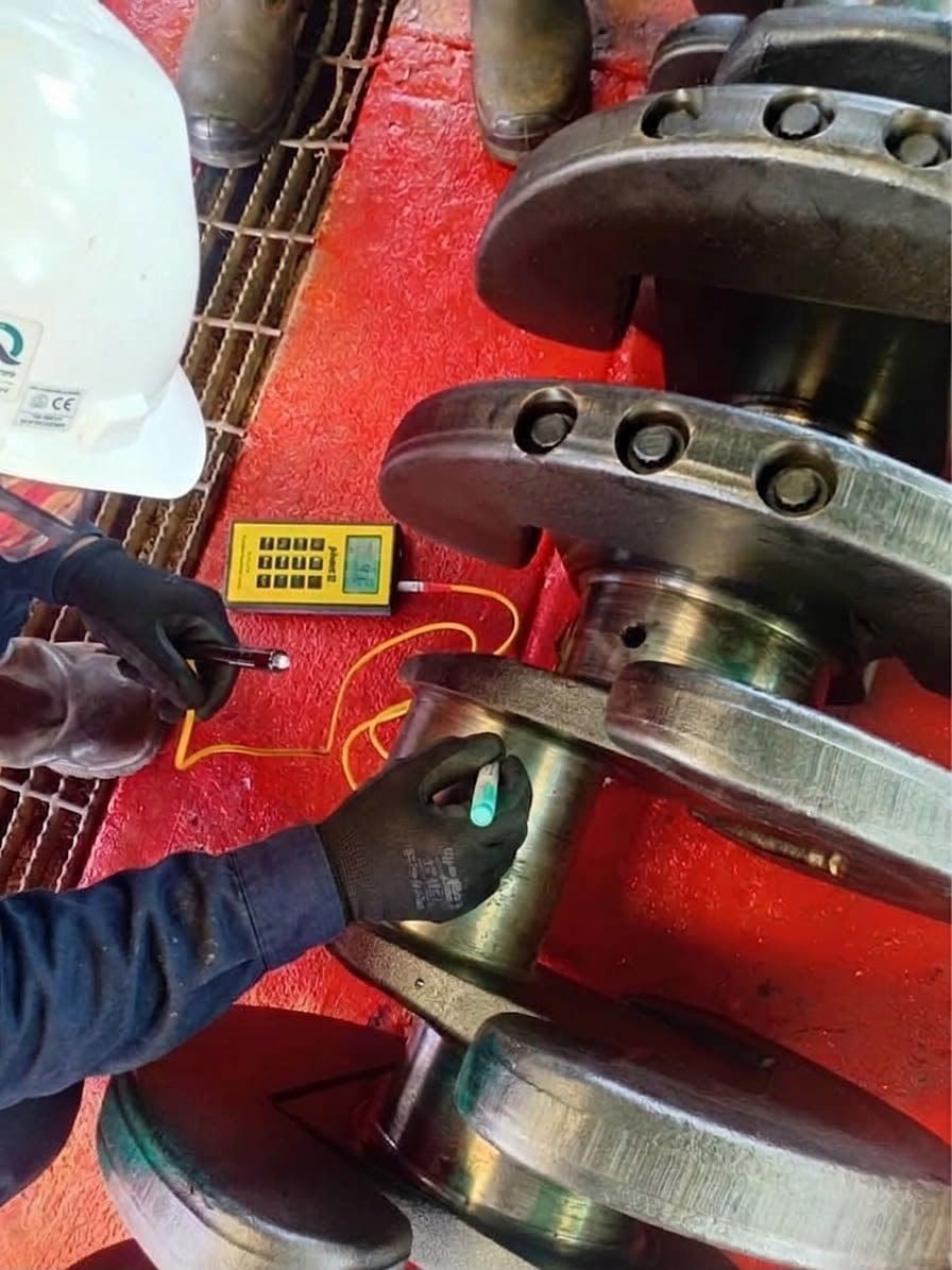 Medición del cigüeñal de un motogenerador con instrumento calibrado