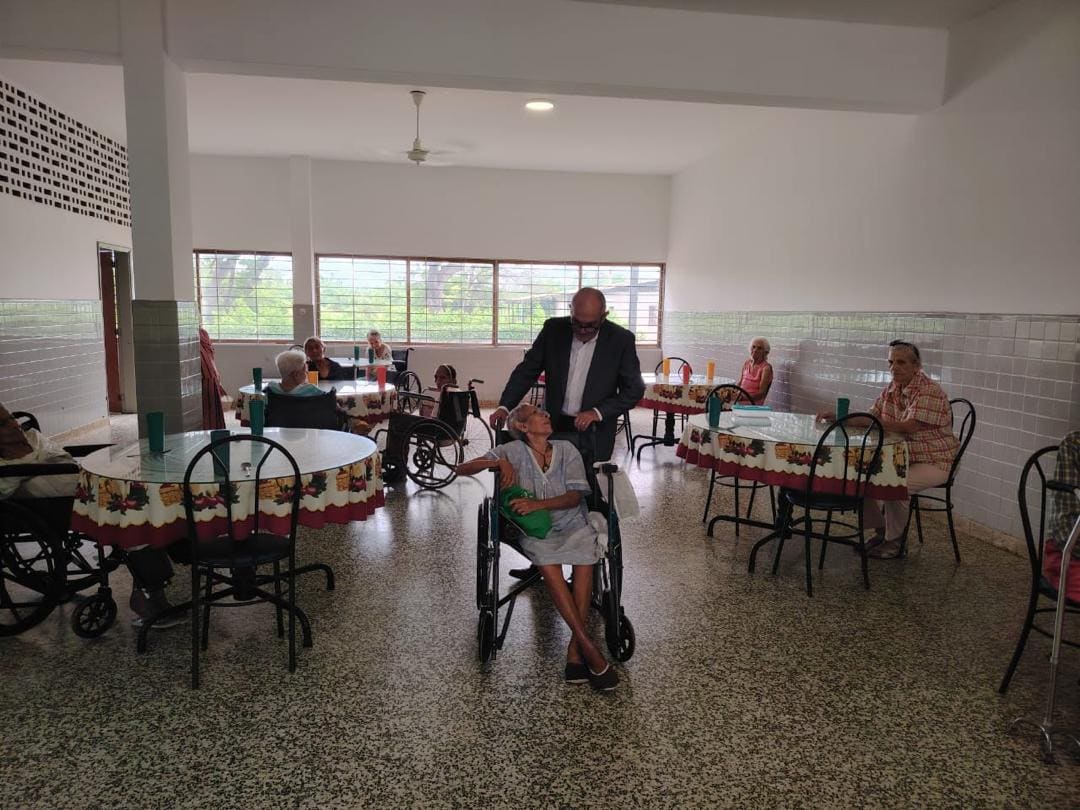 Visita de acompañamiento en el comedor de la casa de atención al adulto mayor