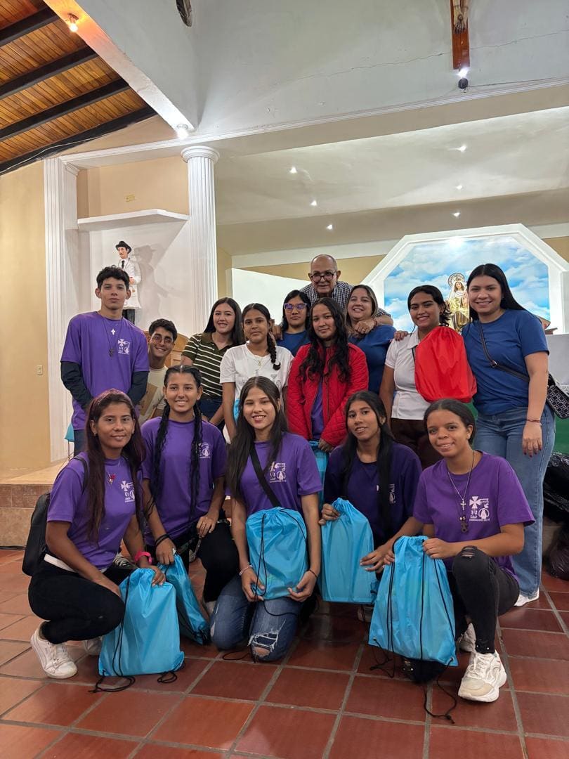 Jóvenes de la comunidad con kits escolares entregados por RVF