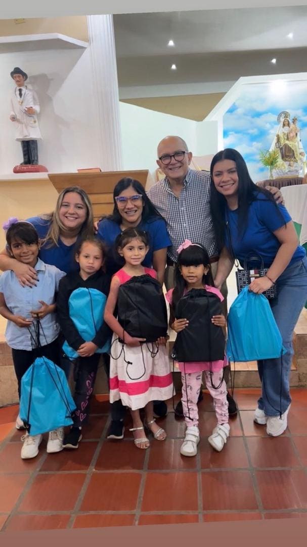 Entrega de morrales estudiantiles a niñas de la comunidad