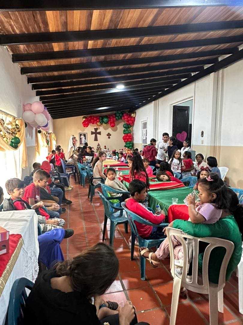 Merienda navideña con niños de la comunidad