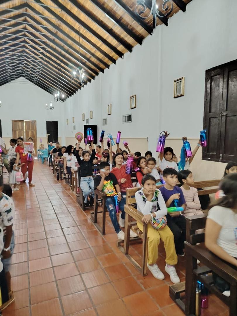 Niños y familias reunidos en la iglesia durante una jornada del Día del Niño