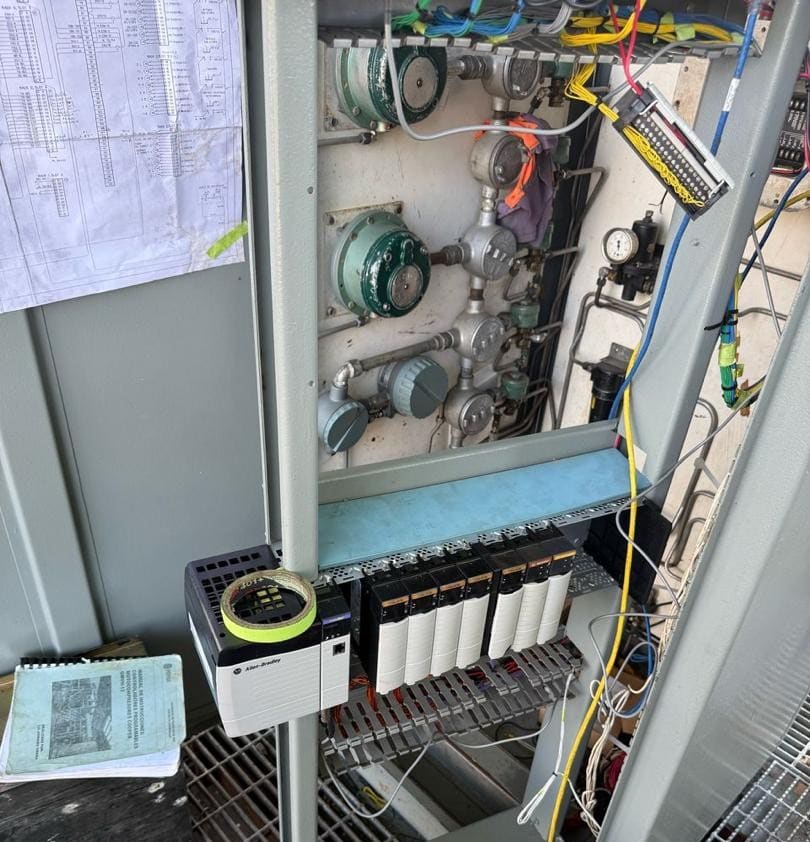 Controlador ControlLogix con módulos de E/S en gabinete integrado por RVF