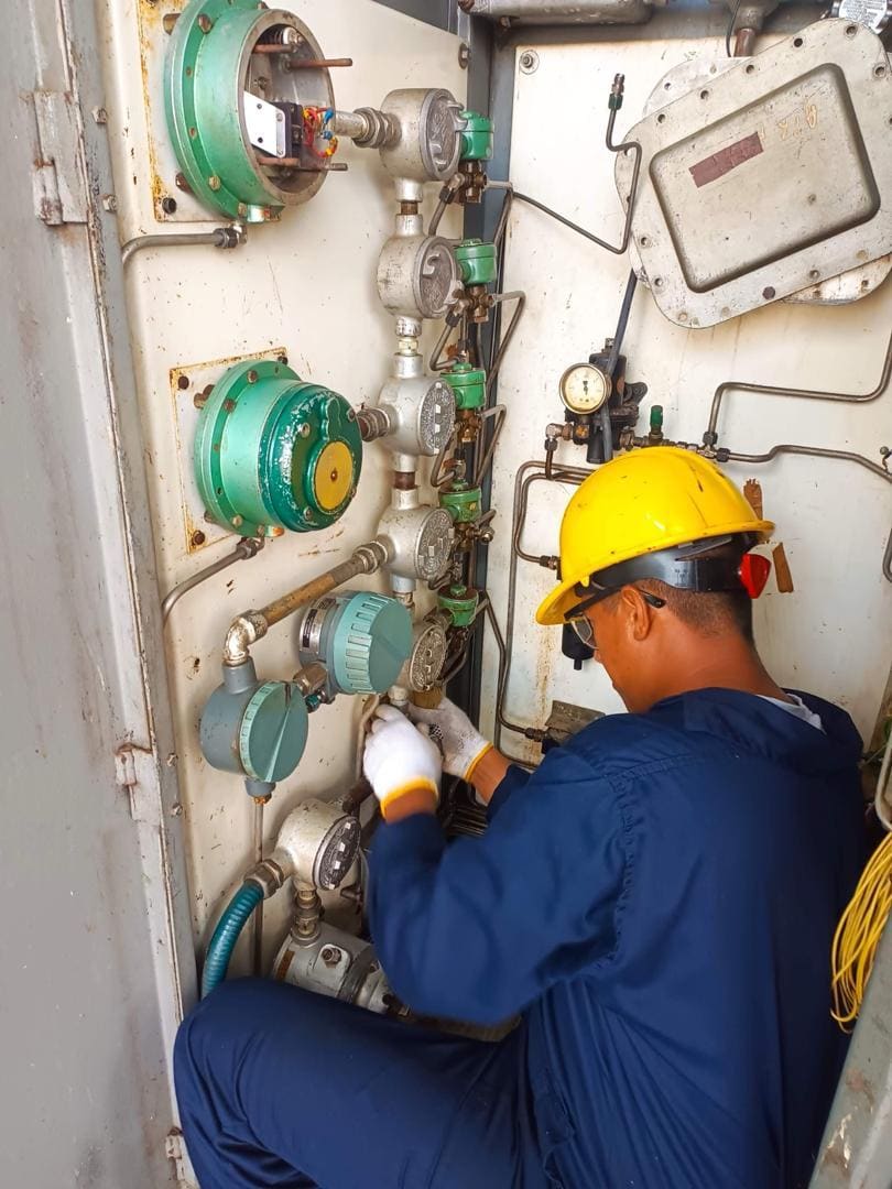 Técnico RVF calibrando instrumentación en panel neumático existente