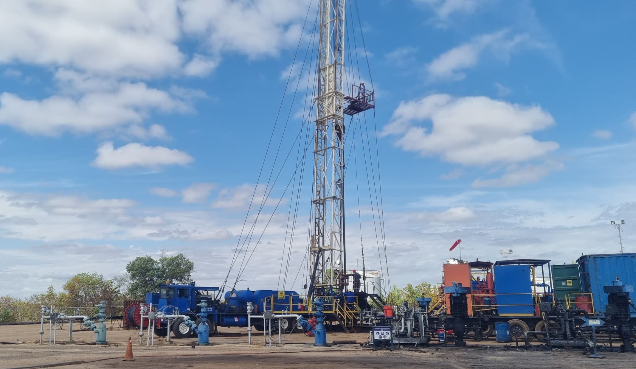 Equipo de workover RVF en locación con mástil completo