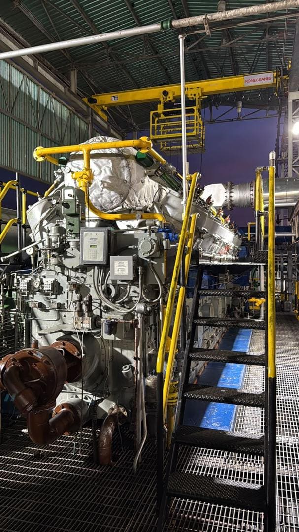 Unidad K-500 renovada de noche con cielo púrpura bajo puente grúa Konecranes