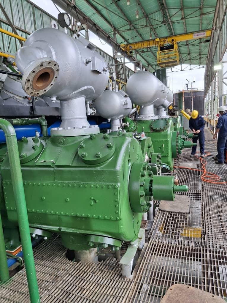 Unidad terminada con técnico de casco amarillo trabajando