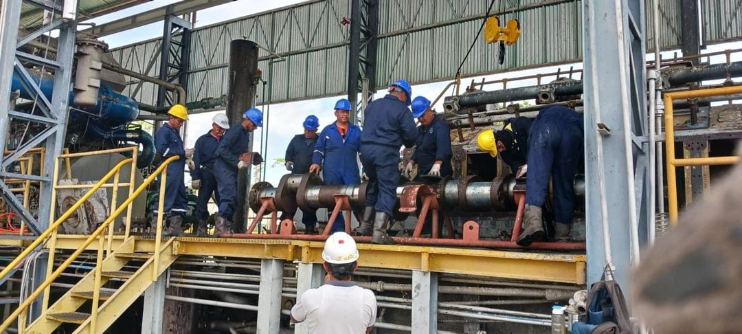 Cuadrilla RVF completa trabajando sobre el cigüeñal