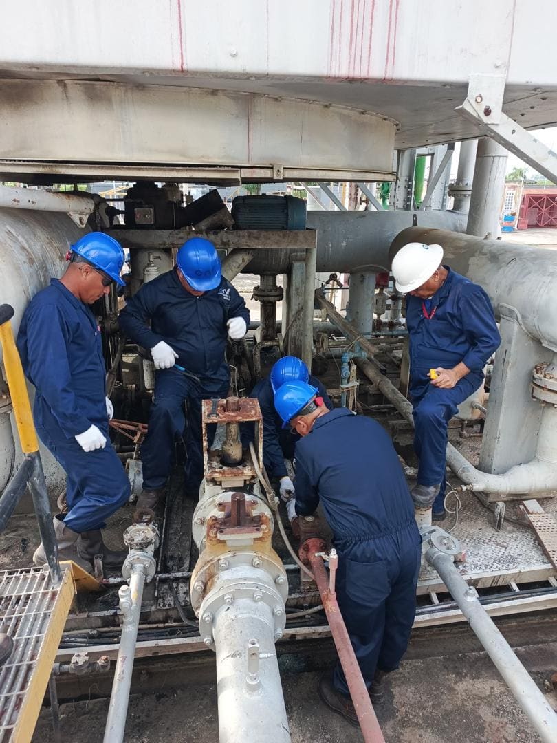 Cinco técnicos RVF interviniendo una bomba en planta