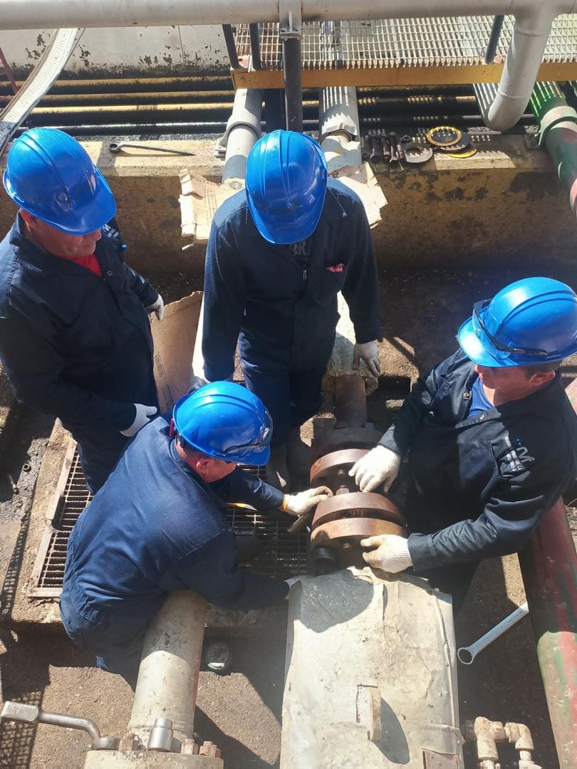 Toma cenital de cuadrilla RVF trabajando sobre un acople