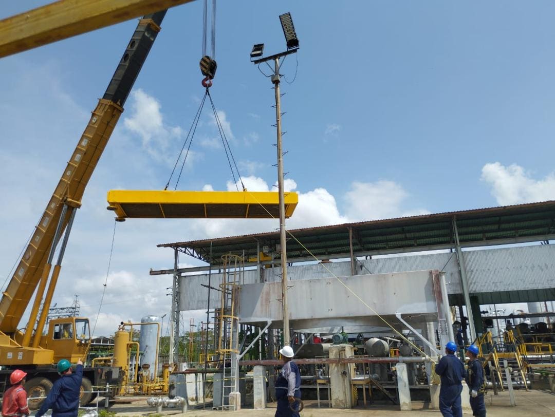 Técnico RVF trabajando sobre cilindro del motocompresor GMVH-88-B