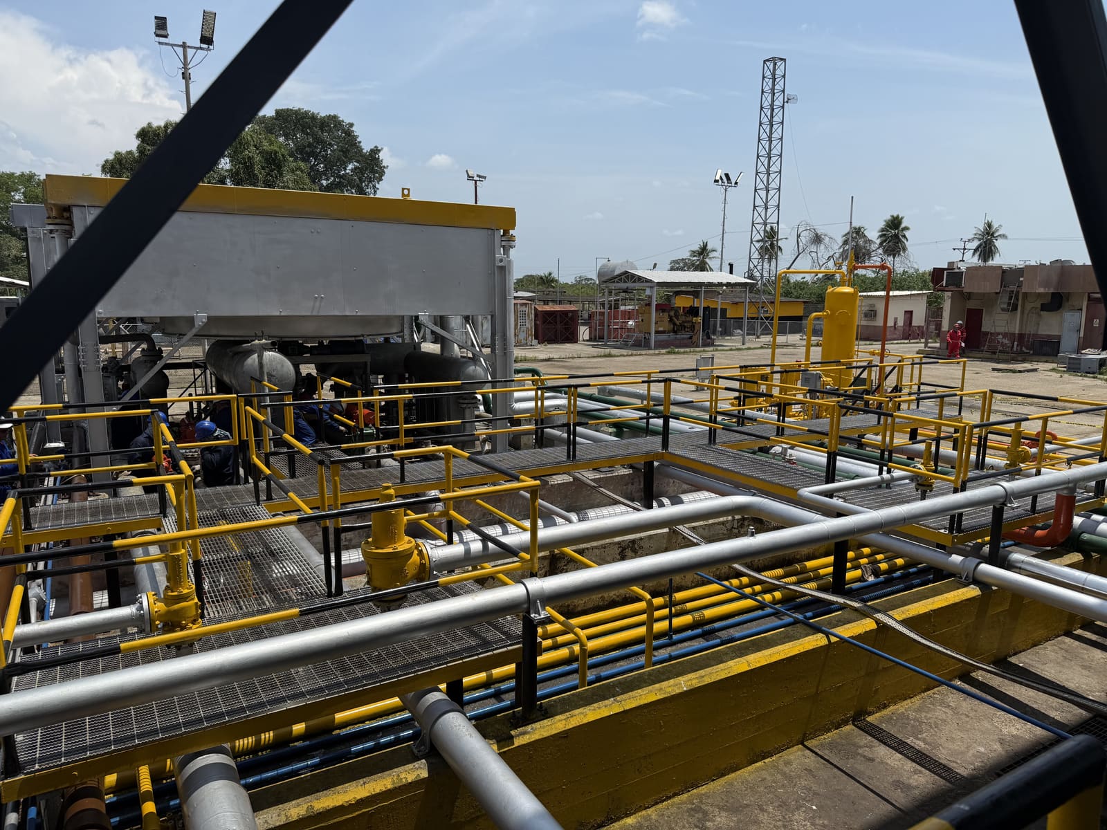 Deck de piping nuevo con pasarelas y barandas amarillas