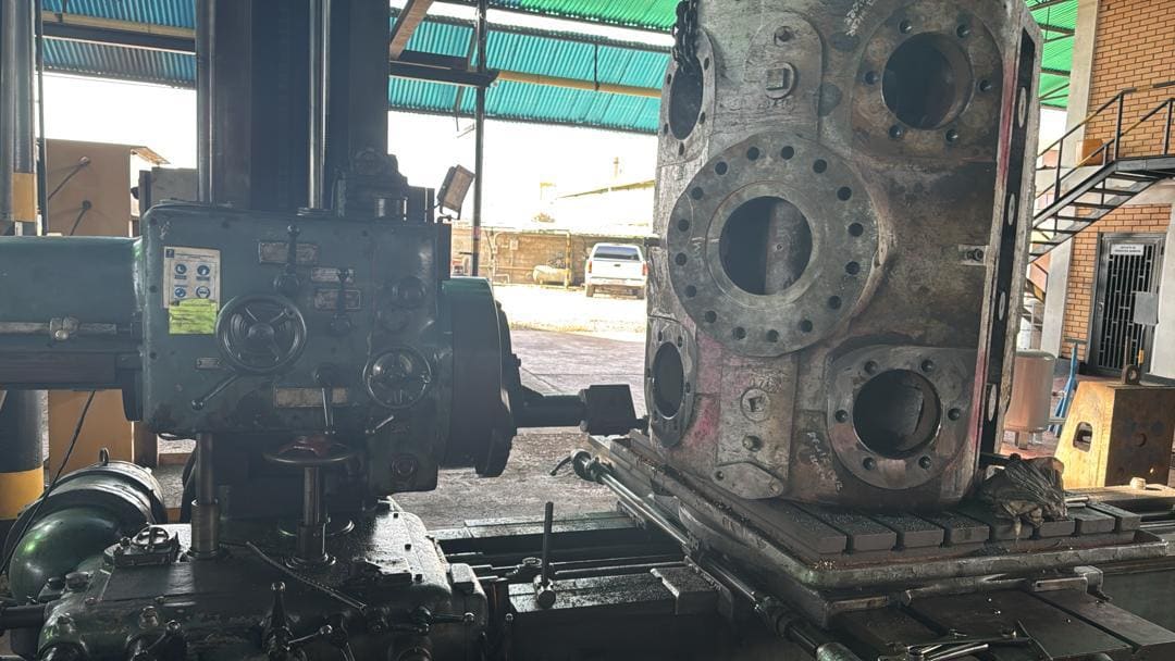 Mandrinadora radial mecanizando un bloque de compresor en el taller RVF de Ciudad Ojeda