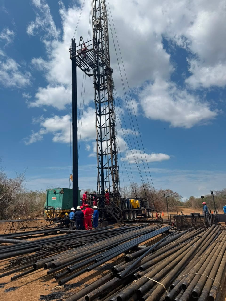 Cuadrilla RVF trabajando junto a la tubería en la base del taladro