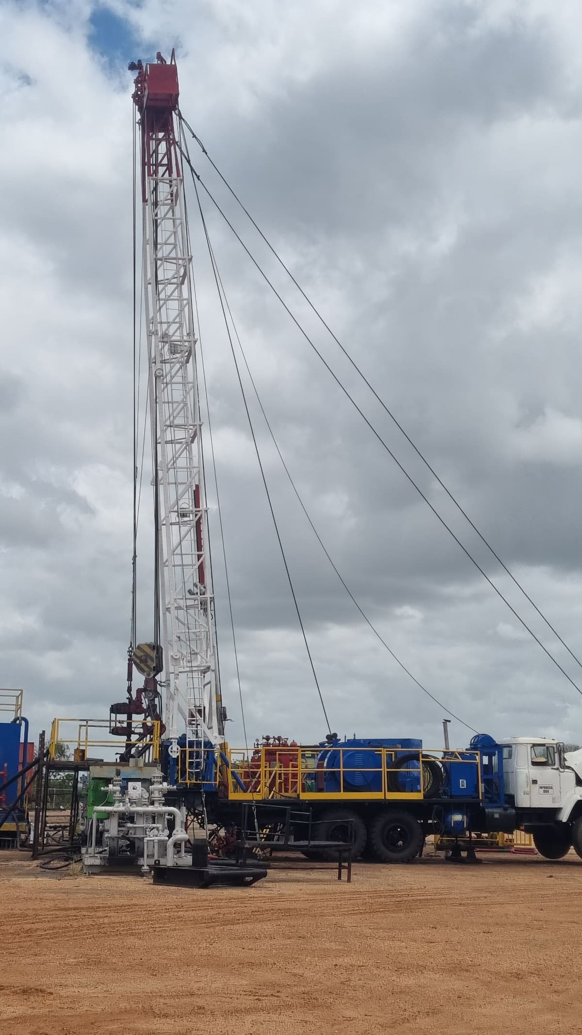 Taladro de workover RVF montado en camión, vista vertical