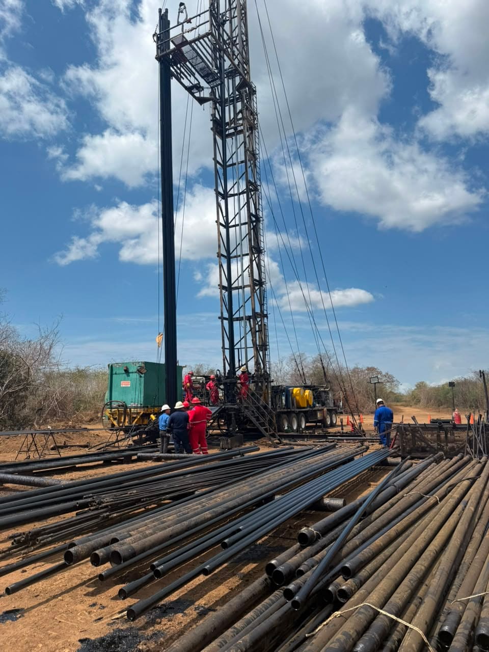 Cuadrilla RVF en locación con tubería tendida en primer plano