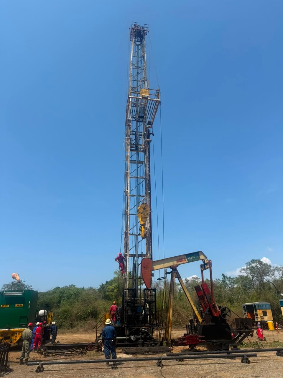 Técnico RVF ascendiendo la torre con protección anticaídas
