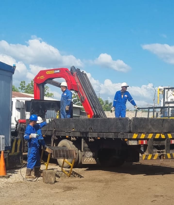 Cuadrilla RVF en patio con camión grúa