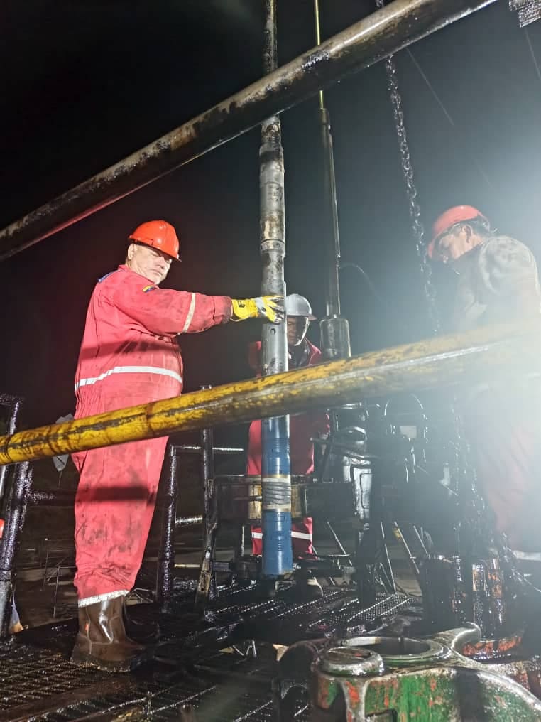 Cuadrilla RVF trabajando de noche en el piso del taladro