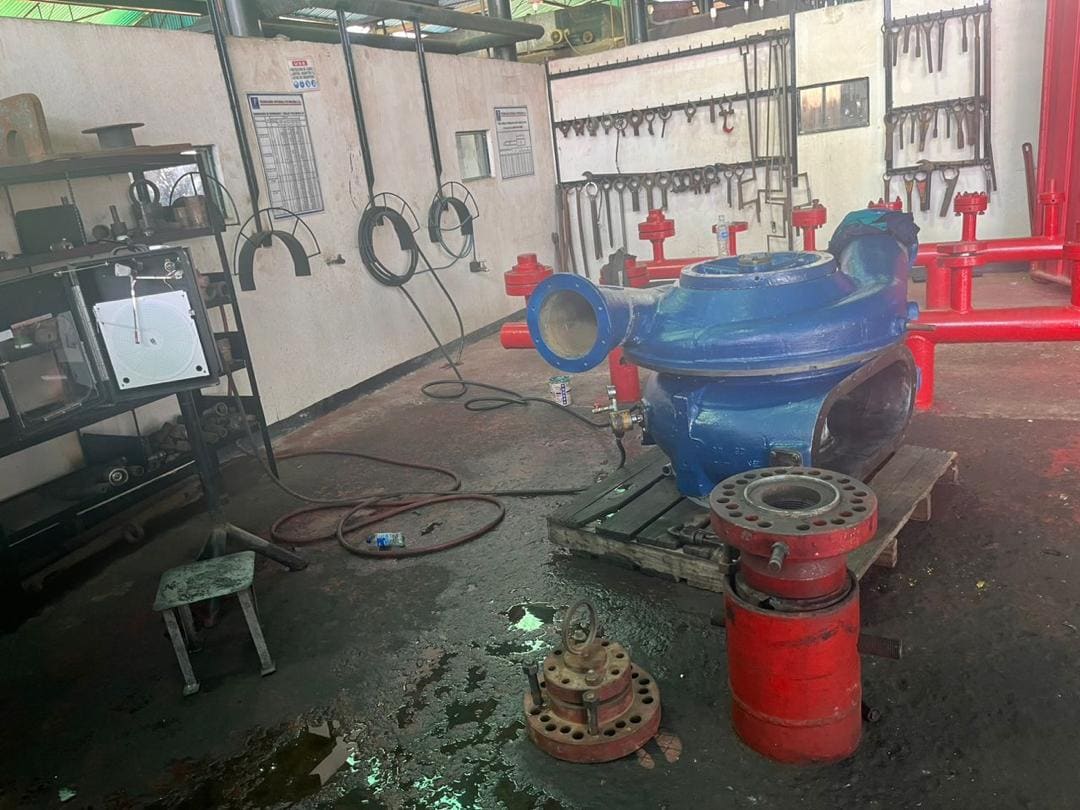 Banco de pruebas del taller RVF con bomba centrífuga azul y panel de herramientas
