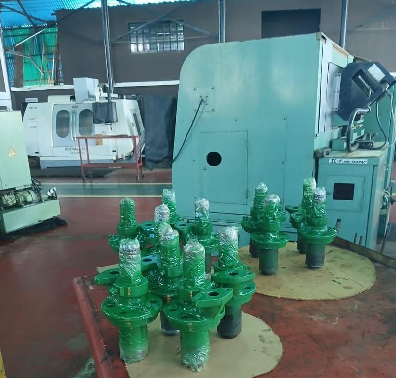 Lote de niples de asiento embalados frente al torno CNC