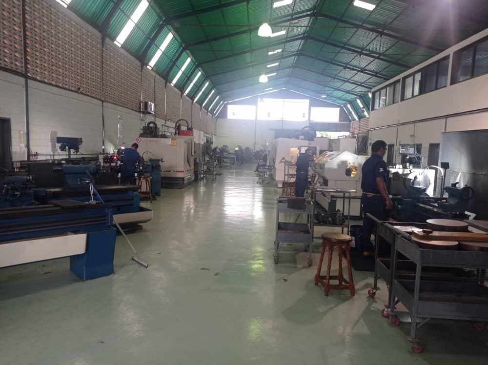 Nave de mecanizado del taller RVF en Ciudad Ojeda con tornos y centros CNC