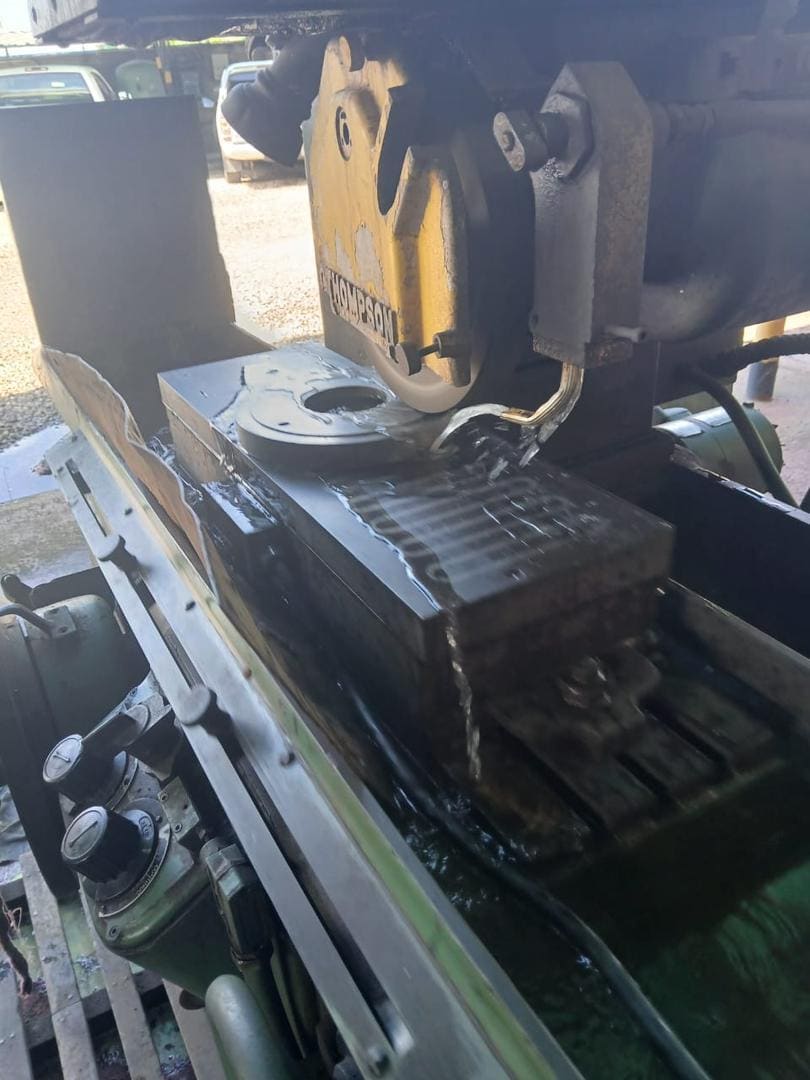 Rectificadora en operación con refrigerante sobre la pieza