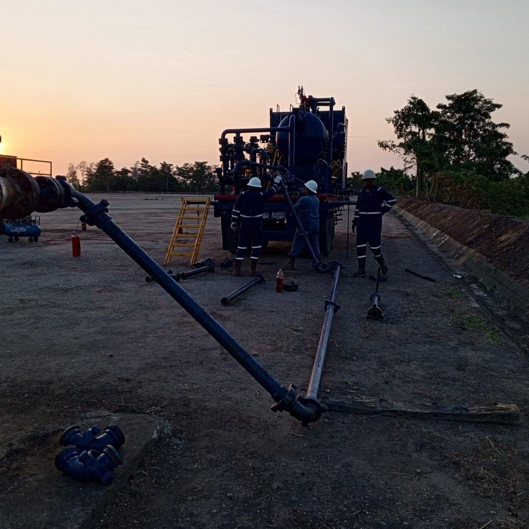 Cuadrilla RVF conectando líneas de prueba al atardecer